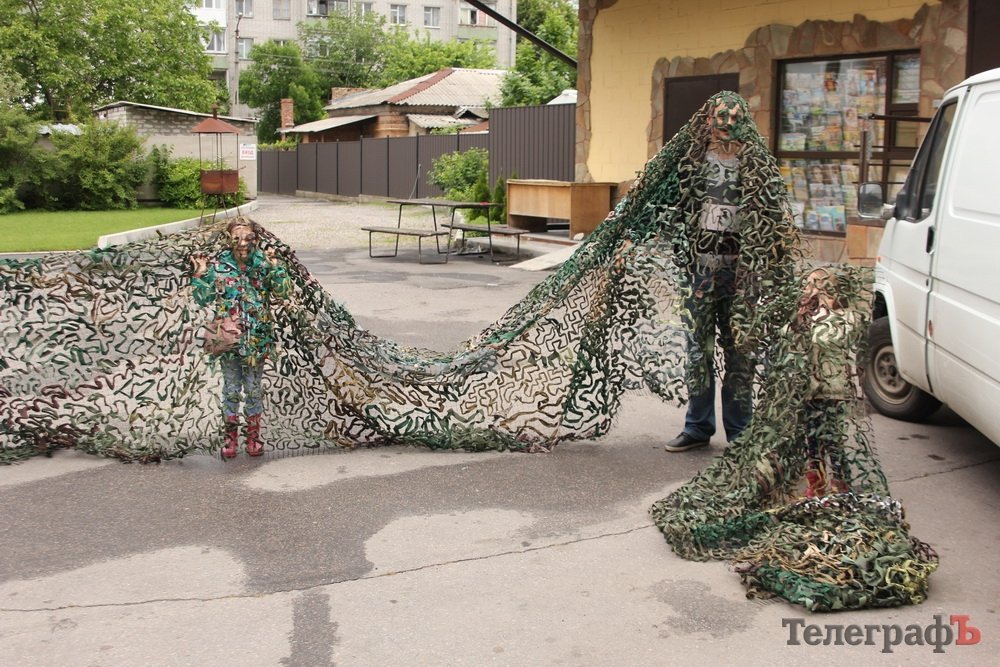 Кременчужани під дощем плели захист військовим Кременчужани під дощем плели захист військовим