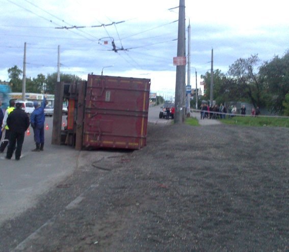 В Полтаве пьяный водитель перевернулся на фуре с семечками В Полтаве пьяный водитель перевернулся на фуре с семечками