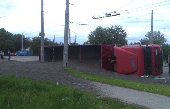 В Полтаве пьяный водитель перевернулся на фуре с семечками В Полтаве пьяный водитель перевернулся на фуре с семечками