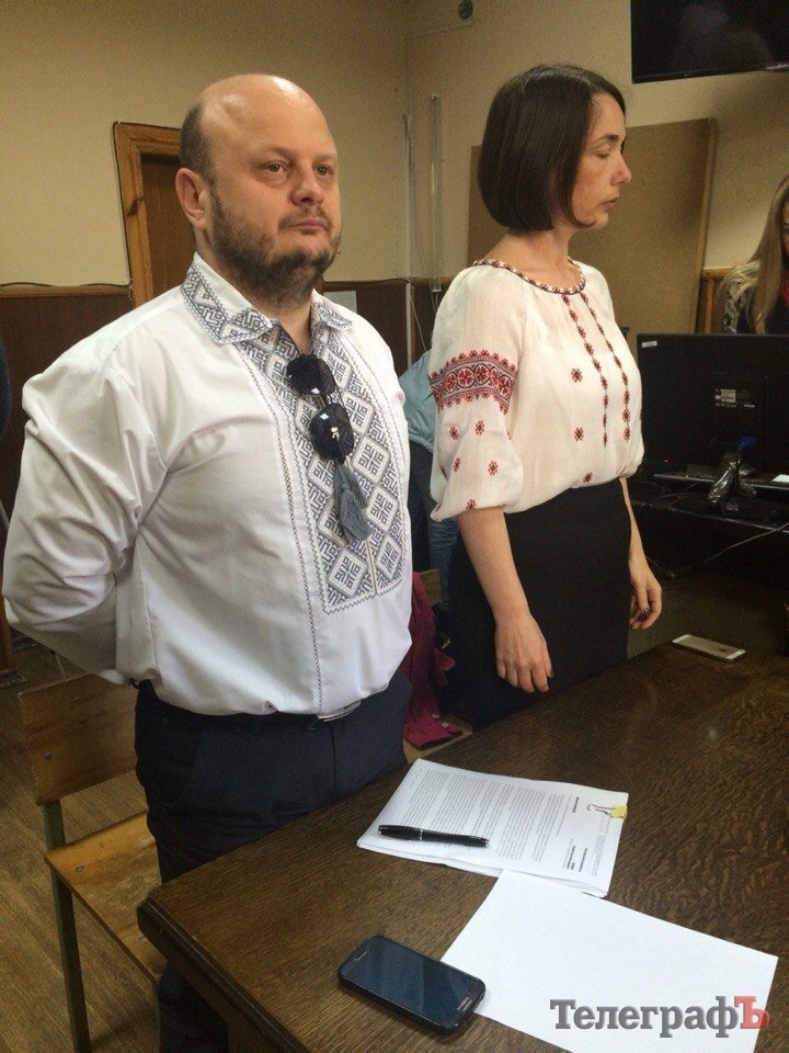 На рассмотрение протокола о коррупции вице-мэр Усанова и адвокат пришли в вышиванках На рассмотрение протокола о коррупции вице-мэр Усанова и адвокат пришли в вышиванках
