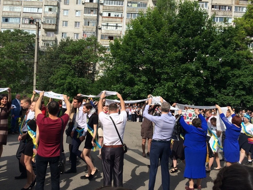 Последний звонок в кременчугских школах. Присылай свои фото! Последний звонок в кременчугских школах. Присылай свои фото!