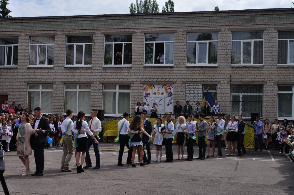 Последний звонок в кременчугских школах. Присылай свои фото! Последний звонок в кременчугских школах. Присылай свои фото!