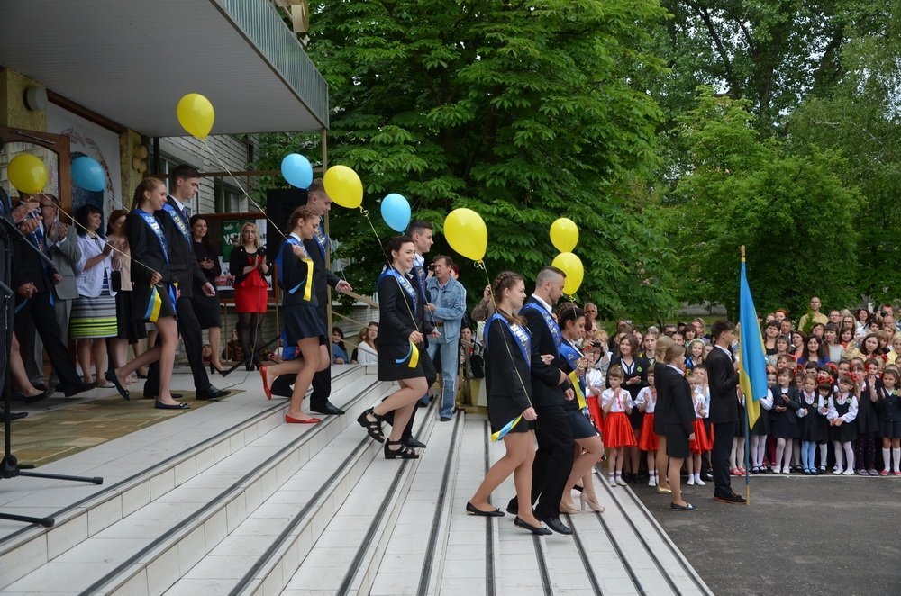 Последний звонок в кременчугских школах. Присылай свои фото! Последний звонок в кременчугских школах. Присылай свои фото!