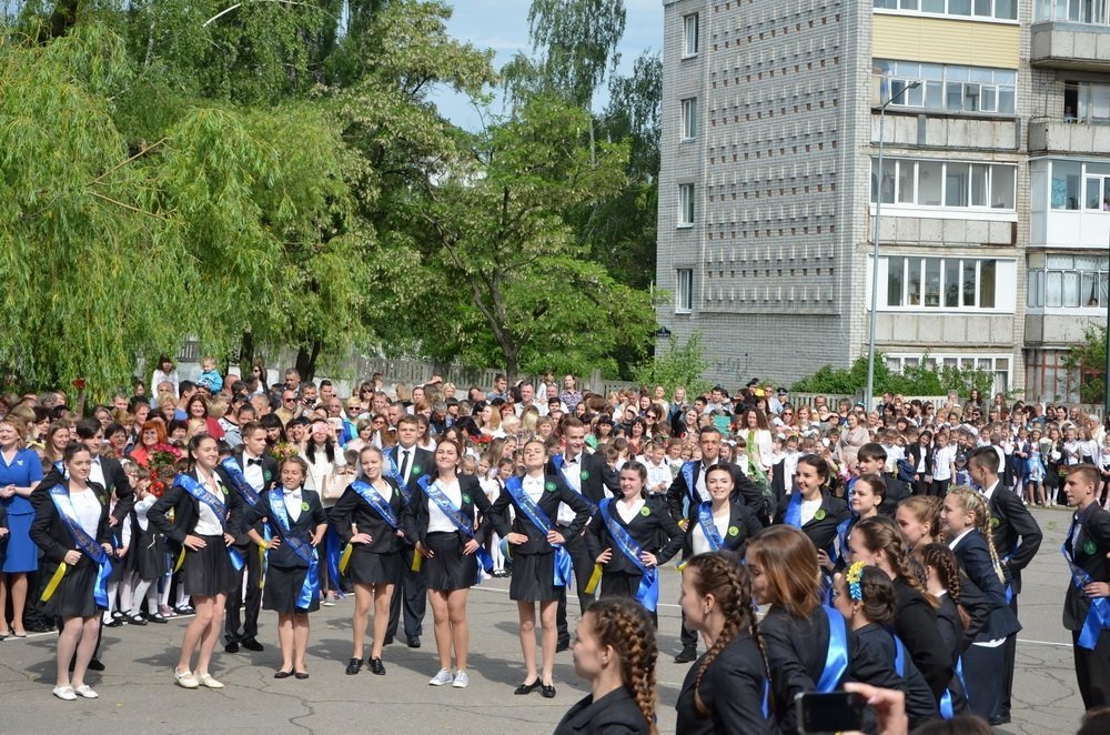 Последний звонок в кременчугских школах. Присылай свои фото! Последний звонок в кременчугских школах. Присылай свои фото!