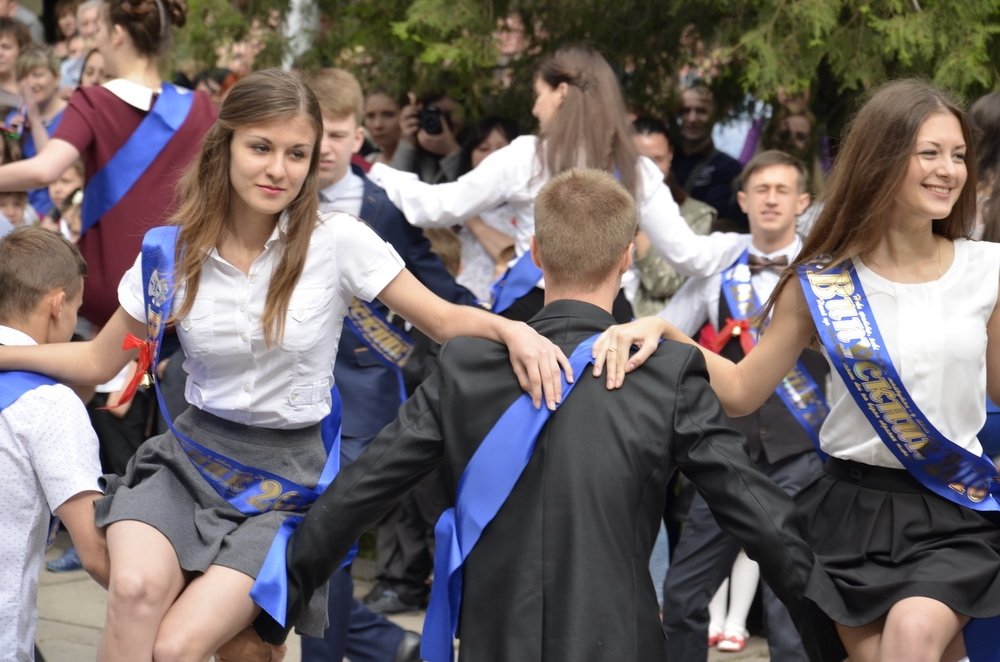 Последний звонок в кременчугских школах. Присылай свои фото! Последний звонок в кременчугских школах. Присылай свои фото!