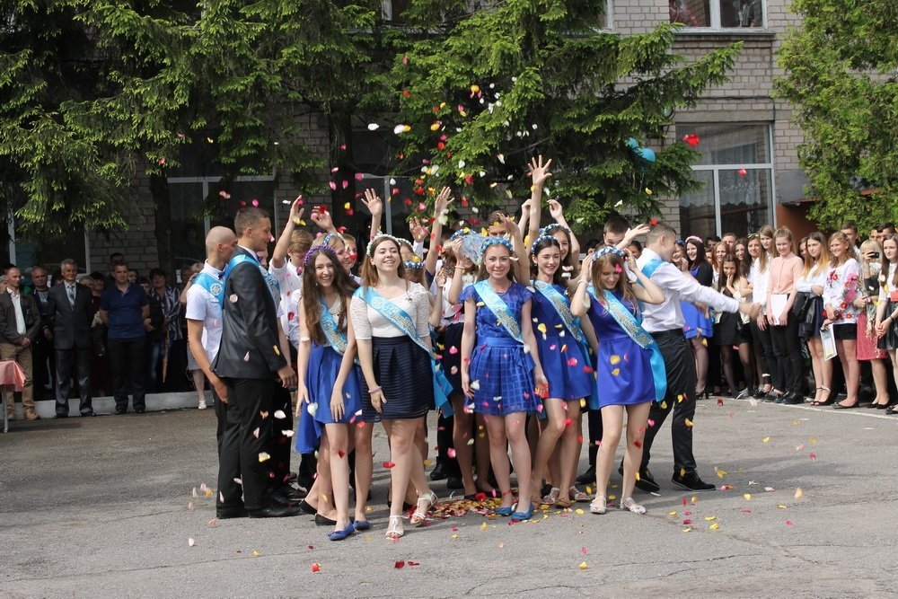 Последний звонок в кременчугских школах. Присылай свои фото! Последний звонок в кременчугских школах. Присылай свои фото!