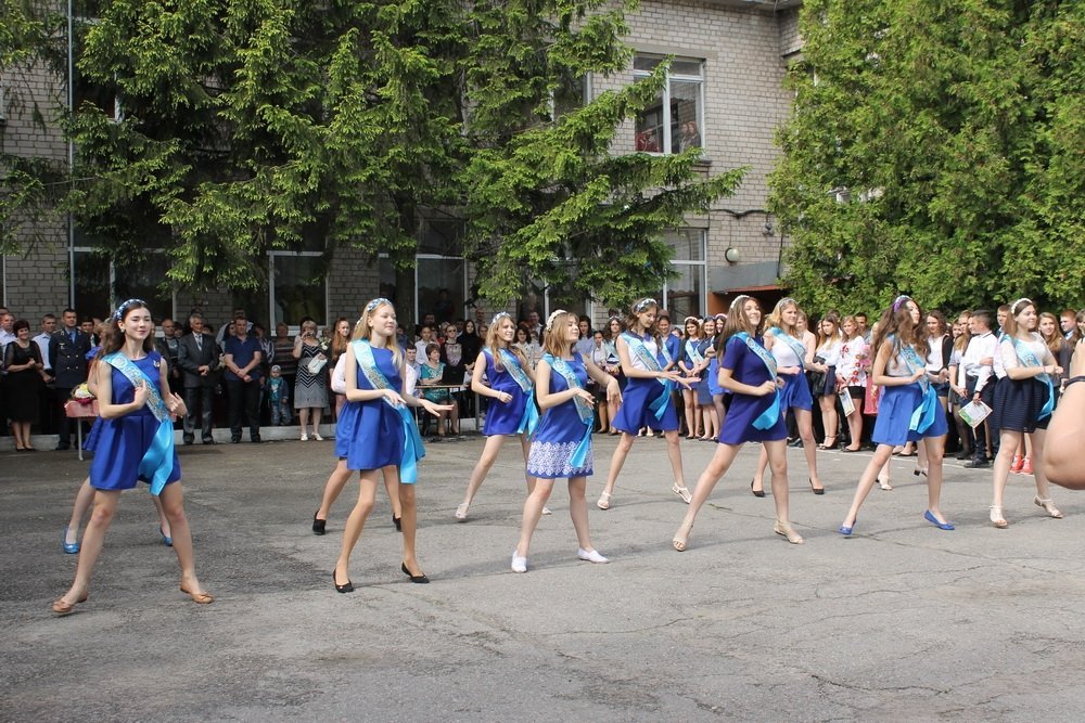 Последний звонок в кременчугских школах. Присылай свои фото! Последний звонок в кременчугских школах. Присылай свои фото!
