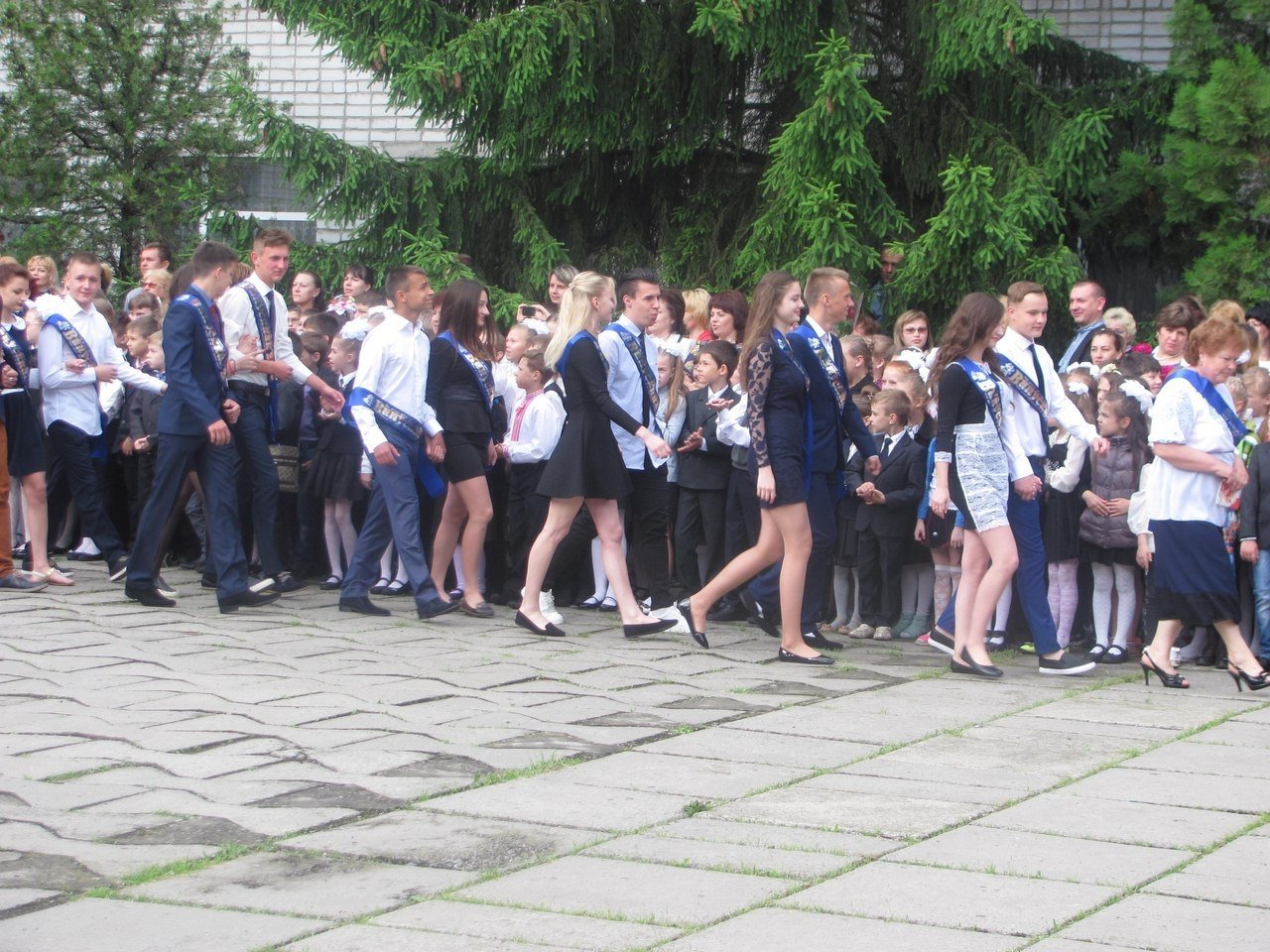 Последний звонок в кременчугских школах. Присылай свои фото! Последний звонок в кременчугских школах. Присылай свои фото!