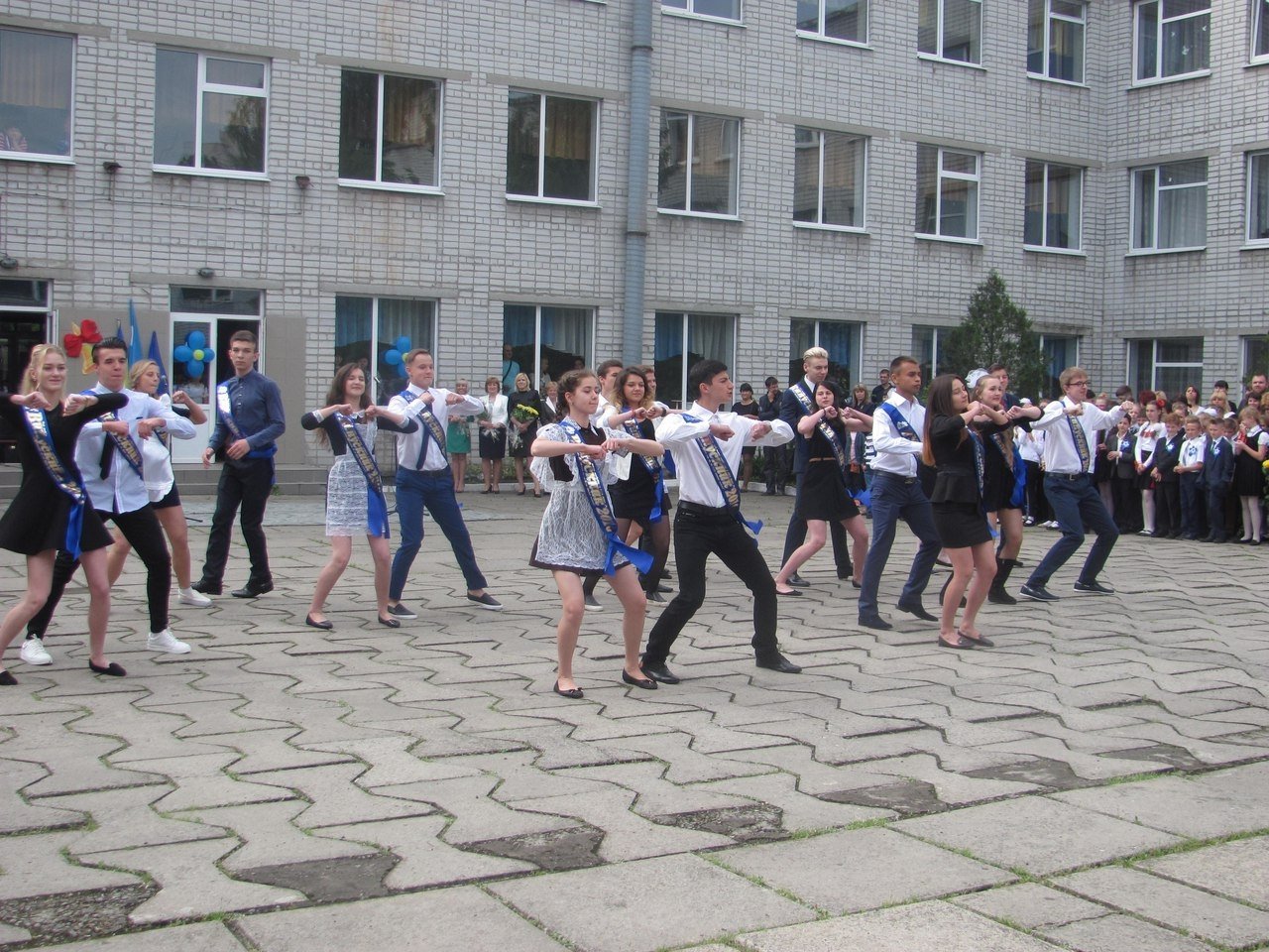 Последний звонок в кременчугских школах. Присылай свои фото! Последний звонок в кременчугских школах. Присылай свои фото!