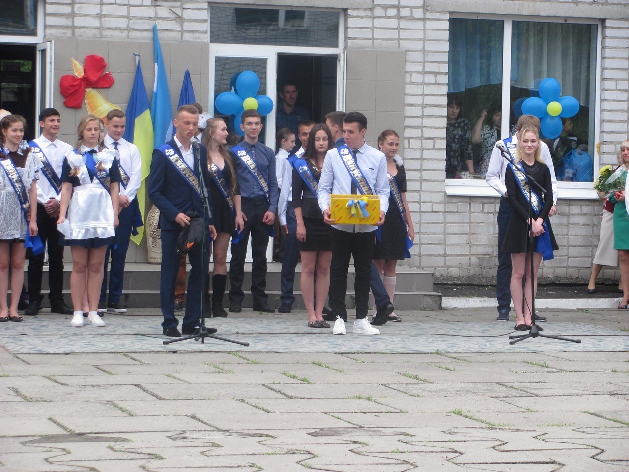 Последний звонок в кременчугских школах. Присылай свои фото! Последний звонок в кременчугских школах. Присылай свои фото!