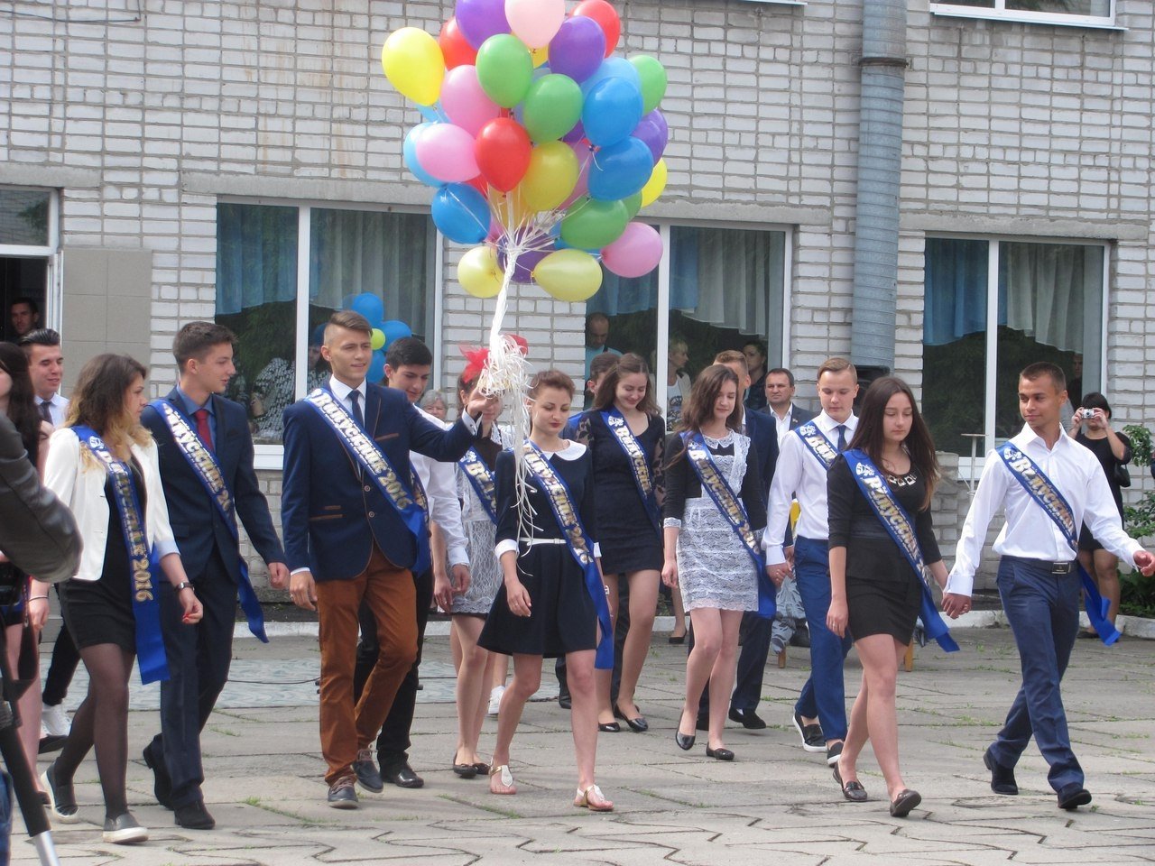 Последний звонок в кременчугских школах. Присылай свои фото! Последний звонок в кременчугских школах. Присылай свои фото!