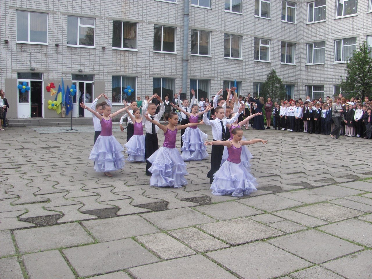 Последний звонок в кременчугских школах. Присылай свои фото! Последний звонок в кременчугских школах. Присылай свои фото!