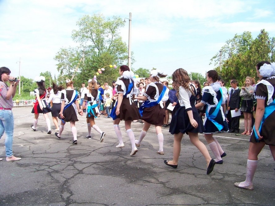 Последний звонок в кременчугских школах. Присылай свои фото! Последний звонок в кременчугских школах. Присылай свои фото!