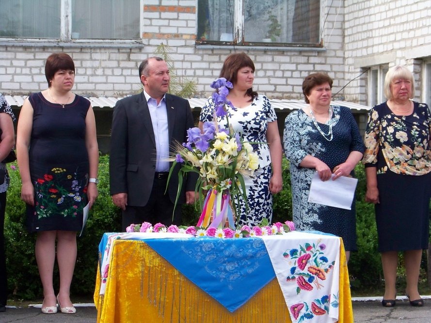 Последний звонок в кременчугских школах. Присылай свои фото! Последний звонок в кременчугских школах. Присылай свои фото!