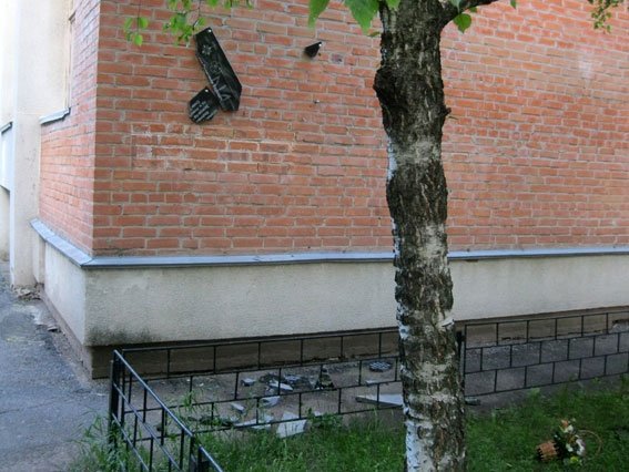 У Полтаві вандали розбили три меморіальні дошки учасникам АТО У Полтаві вандали розбили три меморіальні дошки учасникам АТО