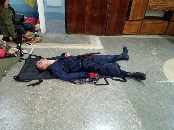 Юні гвардійці-десантники у стресових умовах зупиняли кров пораненому Юні гвардійці-десантники у стресових умовах зупиняли кров пораненому