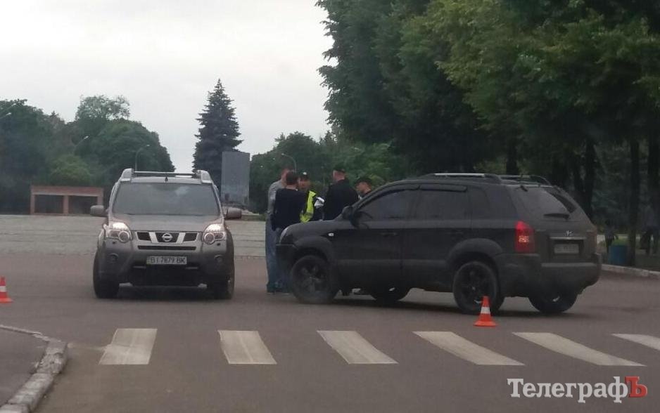 В центре Кременчуга не разминулись два внедорожника В центре Кременчуга не разминулись два внедорожника