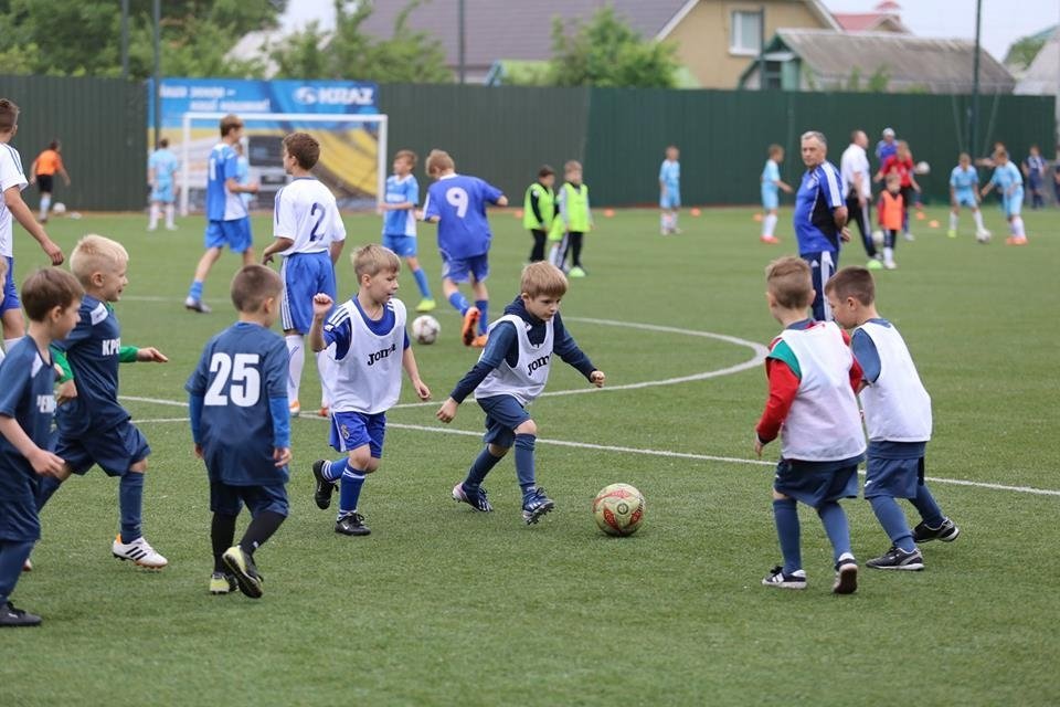 Юні гравці “Кременя” поганяли м'яча з мером та полісменом Кременчука Юні гравці “Кременя” поганяли м'яча з мером та полісменом Кременчука