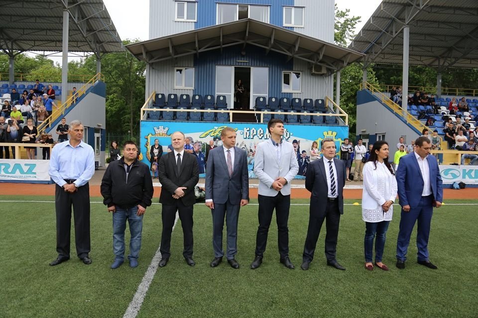 Юні гравці “Кременя” поганяли м'яча з мером та полісменом Кременчука Юні гравці “Кременя” поганяли м'яча з мером та полісменом Кременчука