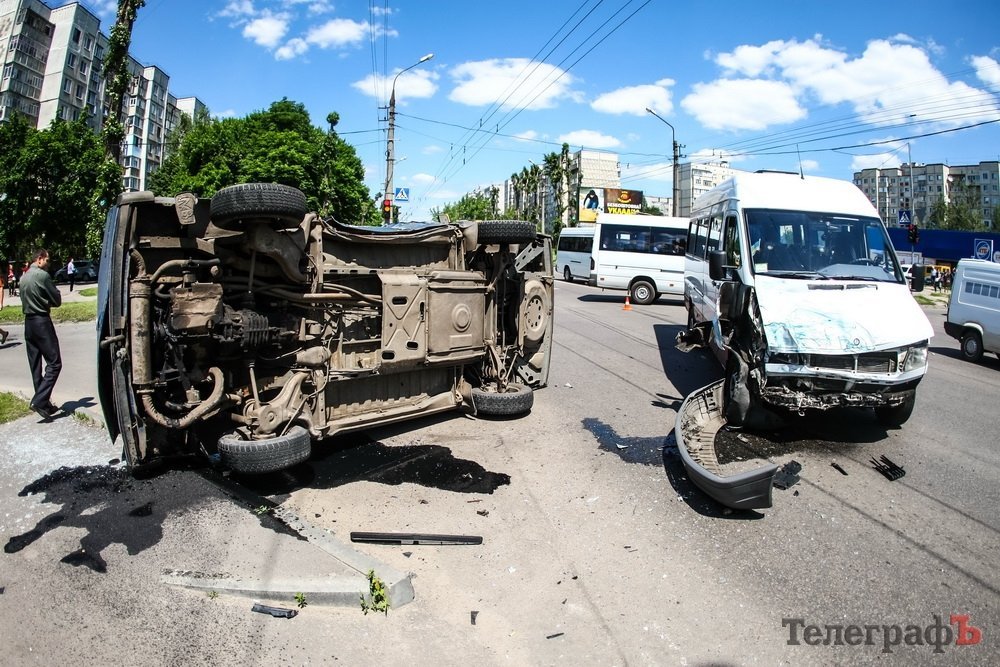 На Молодежном ДТП с маршруткой: перевернулся автомобиль На Молодежном ДТП с маршруткой: перевернулся автомобиль