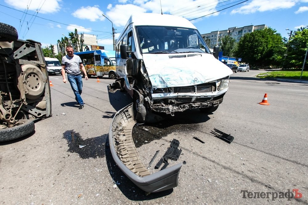 На Молодежном ДТП с маршруткой: перевернулся автомобиль На Молодежном ДТП с маршруткой: перевернулся автомобиль