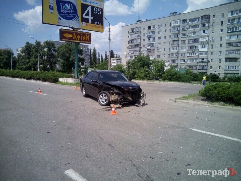 В Кременчуге на Первой Занасыпи после ДТП машину отбросило на остановку В Кременчуге на Первой Занасыпи после ДТП машину отбросило на остановку