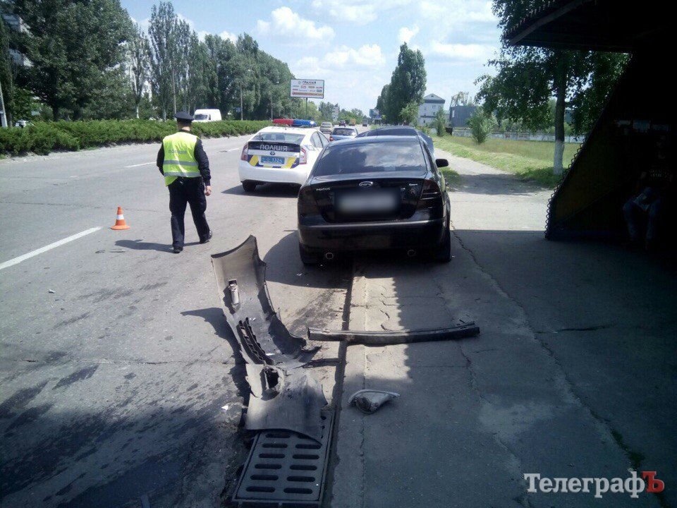 В Кременчуге на Первой Занасыпи после ДТП машину отбросило на остановку В Кременчуге на Первой Занасыпи после ДТП машину отбросило на остановку