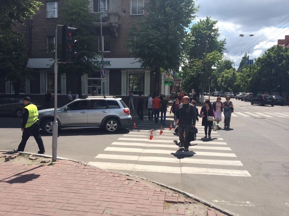 В центре Кременчуга под колёса внедорожника попала женщина В центре Кременчуга под колёса внедорожника попала женщина