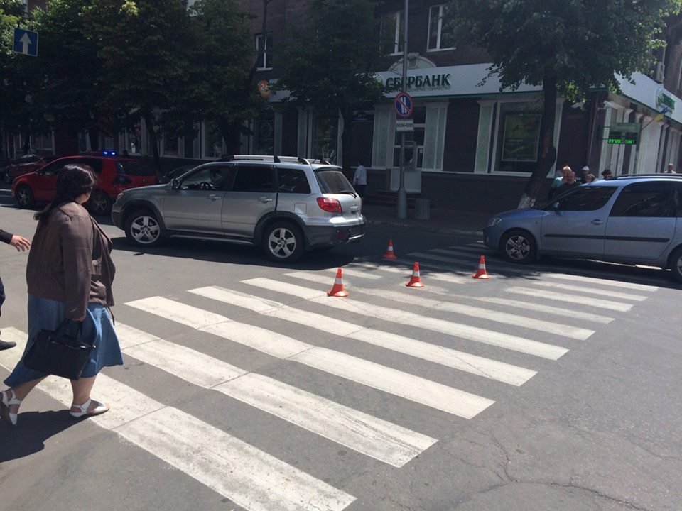 В центре Кременчуга под колёса внедорожника попала женщина В центре Кременчуга под колёса внедорожника попала женщина
