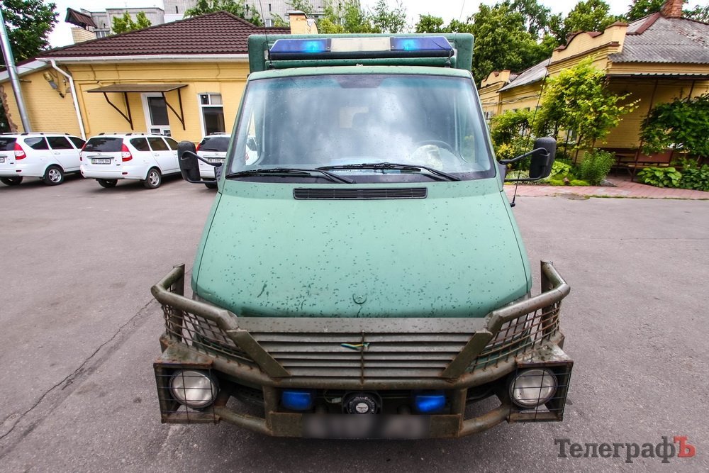 Водій реанімобіля «вбив» ходову та гуму, коли вивозив під обстрілами пораненого Водій реанімобіля «вбив» ходову та гуму, коли вивозив під обстрілами пораненого