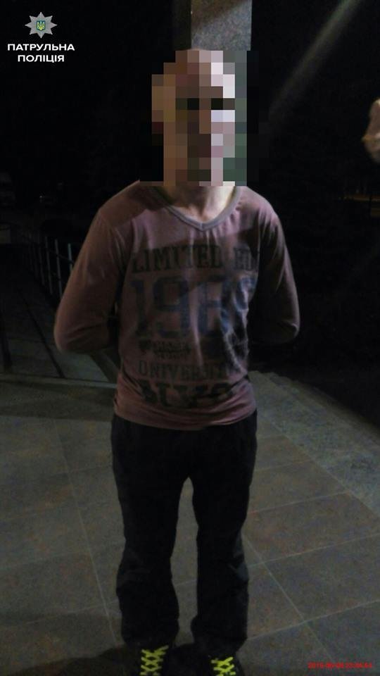 У Кременчуці п'яний чоловік погрожував усім довкола сокирою і ножем У Кременчуці п'яний чоловік погрожував усім довкола сокирою і ножем