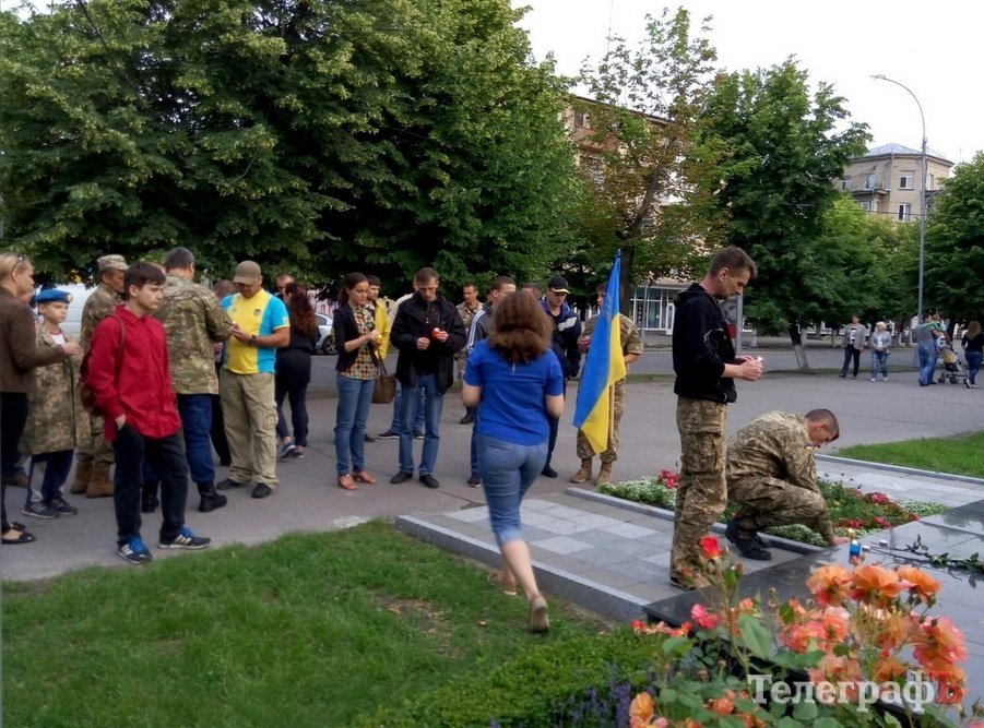 ФОТОФАКТ: у Кременчуці вшанували память бійців добровольчих батальйонів, які загинули вчора в АТО ФОТОФАКТ: у Кременчуці вшанували память бійців добровольчих батальйонів, які загинули вчора в АТО