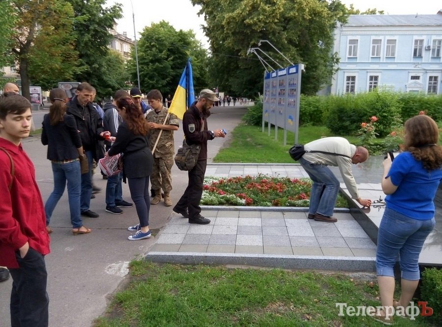 ФОТОФАКТ: у Кременчуці вшанували память бійців добровольчих батальйонів, які загинули вчора в АТО ФОТОФАКТ: у Кременчуці вшанували память бійців добровольчих батальйонів, які загинули вчора в АТО