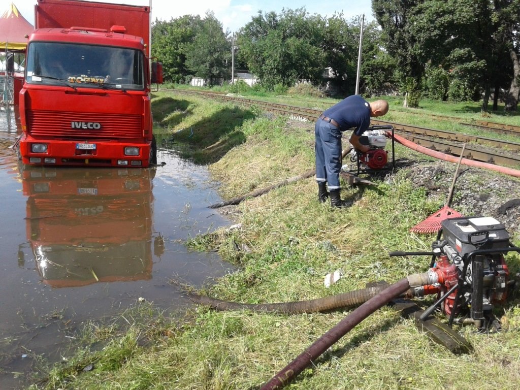 В Кременчуге спасали затопленный цирк В Кременчуге спасали затопленный цирк