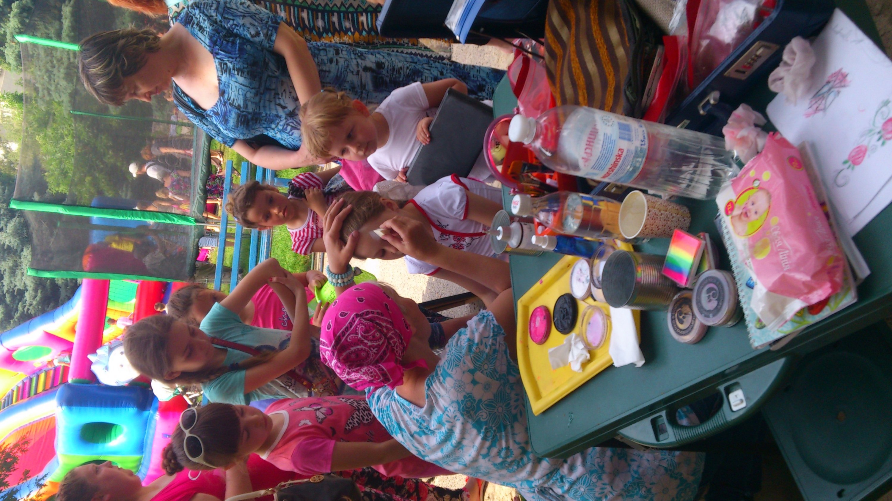 Кременчужане научились ковать подковы, делать вручную посуду и рисовать на воде Кременчужане научились ковать подковы, делать вручную посуду и рисовать на воде