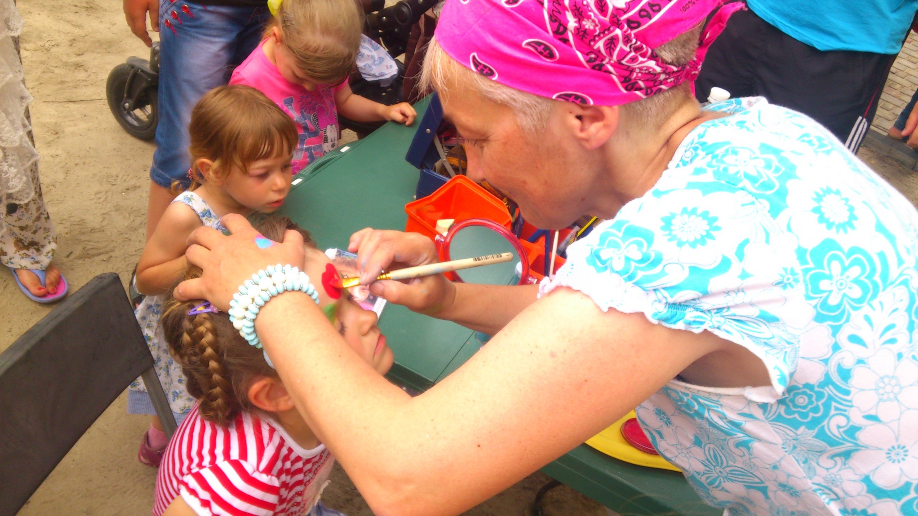 Кременчужане научились ковать подковы, делать вручную посуду и рисовать на воде Кременчужане научились ковать подковы, делать вручную посуду и рисовать на воде