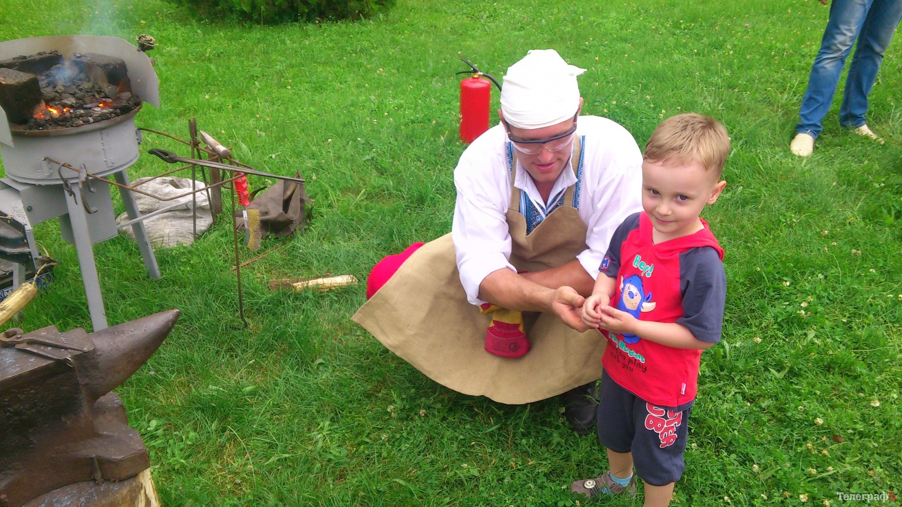 Кременчужане научились ковать подковы, делать вручную посуду и рисовать на воде Кременчужане научились ковать подковы, делать вручную посуду и рисовать на воде