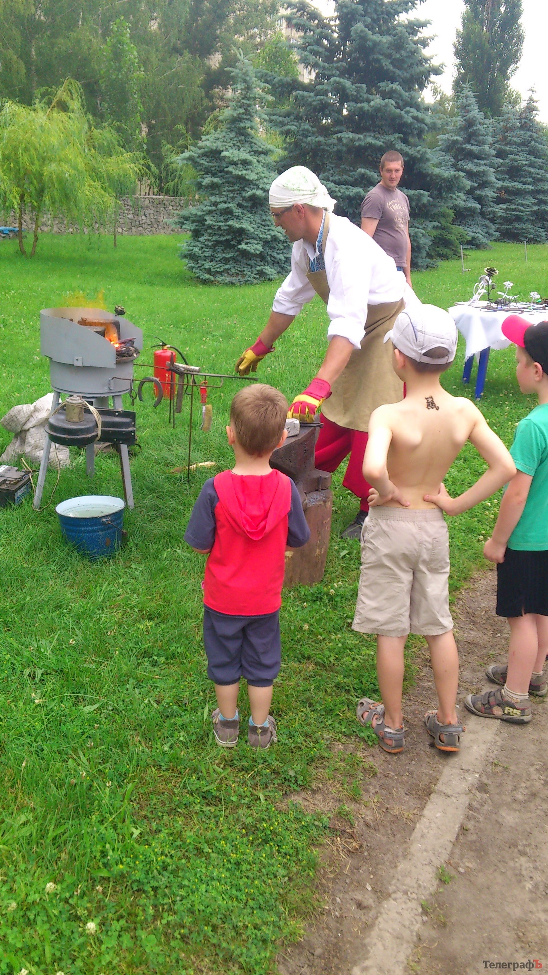 Кременчужане научились ковать подковы, делать вручную посуду и рисовать на воде Кременчужане научились ковать подковы, делать вручную посуду и рисовать на воде