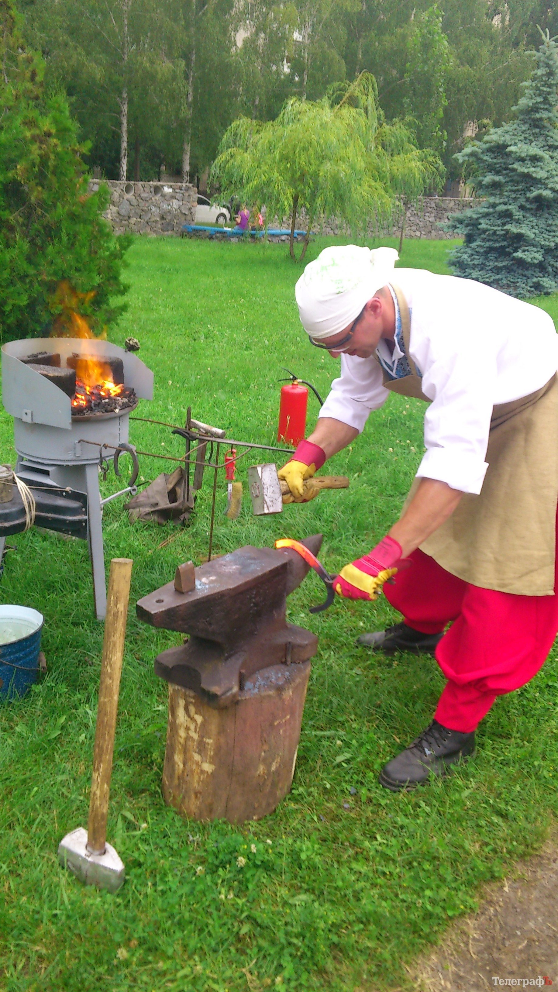 Кременчужане научились ковать подковы, делать вручную посуду и рисовать на воде Кременчужане научились ковать подковы, делать вручную посуду и рисовать на воде