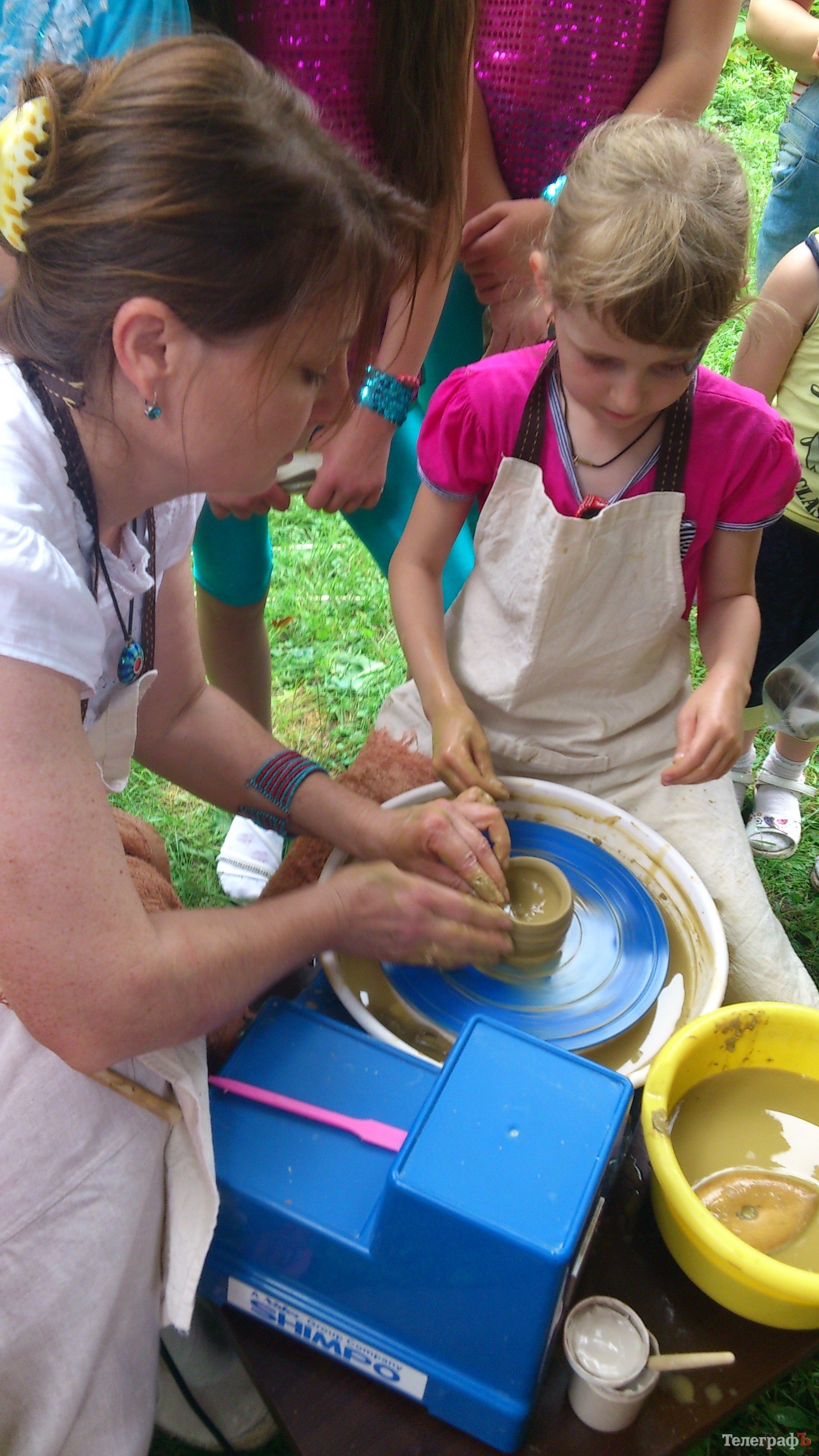 Кременчужане научились ковать подковы, делать вручную посуду и рисовать на воде Кременчужане научились ковать подковы, делать вручную посуду и рисовать на воде