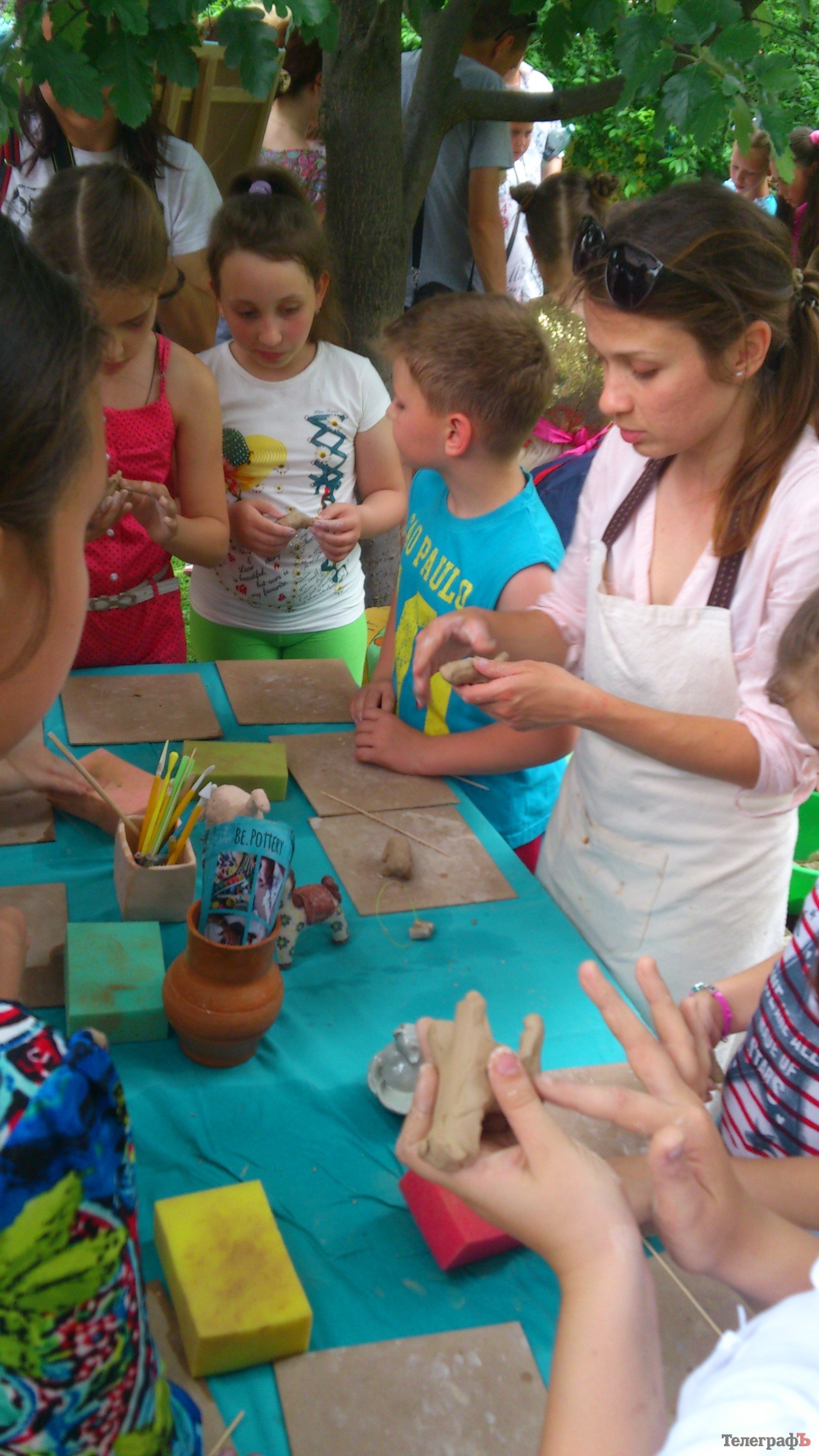 Кременчужане научились ковать подковы, делать вручную посуду и рисовать на воде Кременчужане научились ковать подковы, делать вручную посуду и рисовать на воде