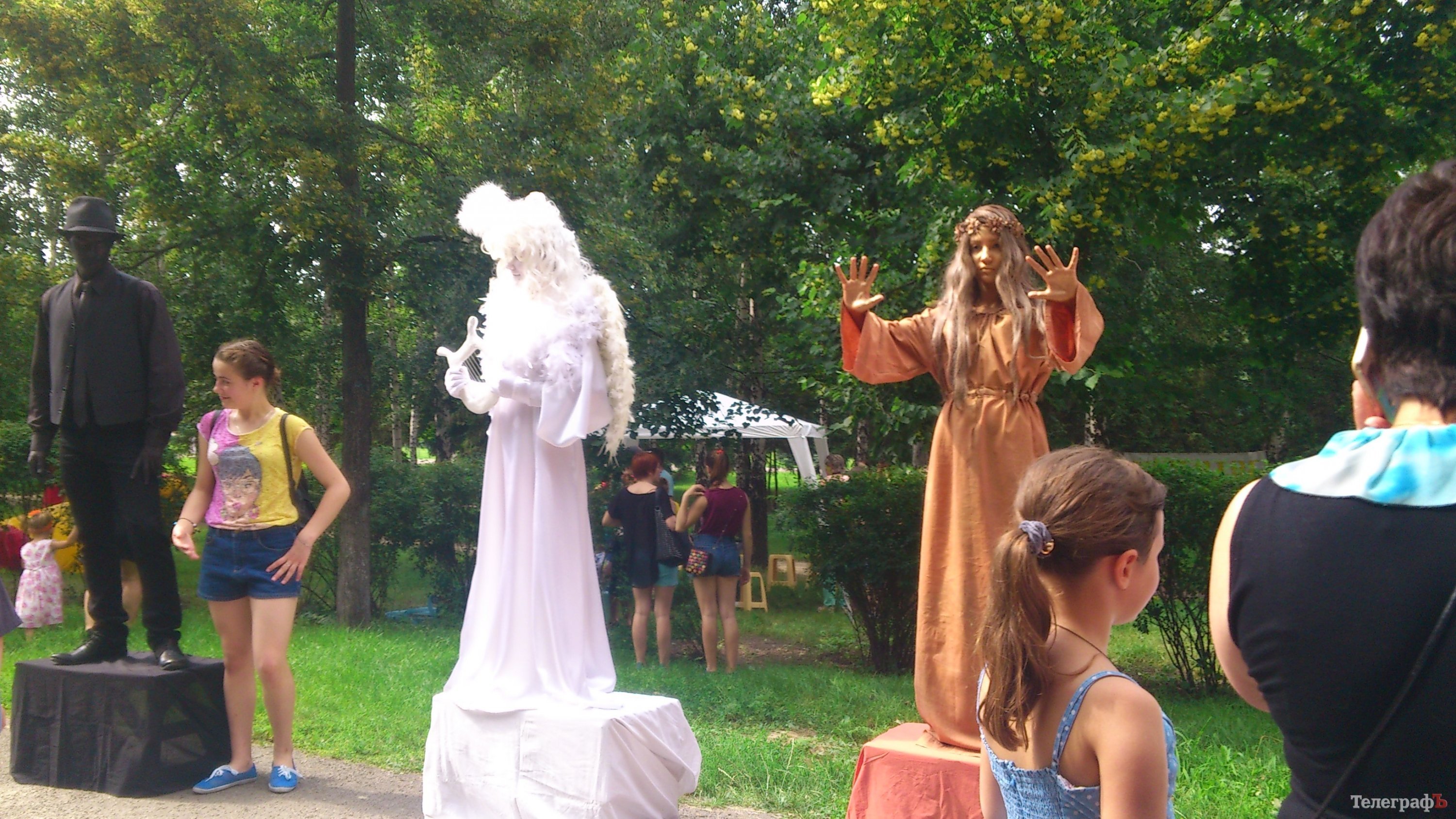 Кременчужане научились ковать подковы, делать вручную посуду и рисовать на воде Кременчужане научились ковать подковы, делать вручную посуду и рисовать на воде