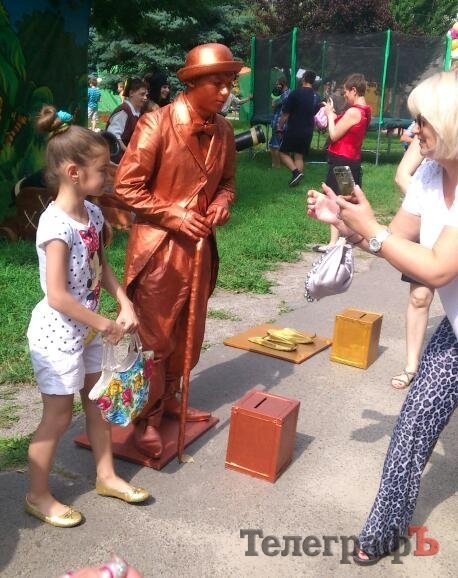 Кременчужане научились ковать подковы, делать вручную посуду и рисовать на воде Кременчужане научились ковать подковы, делать вручную посуду и рисовать на воде