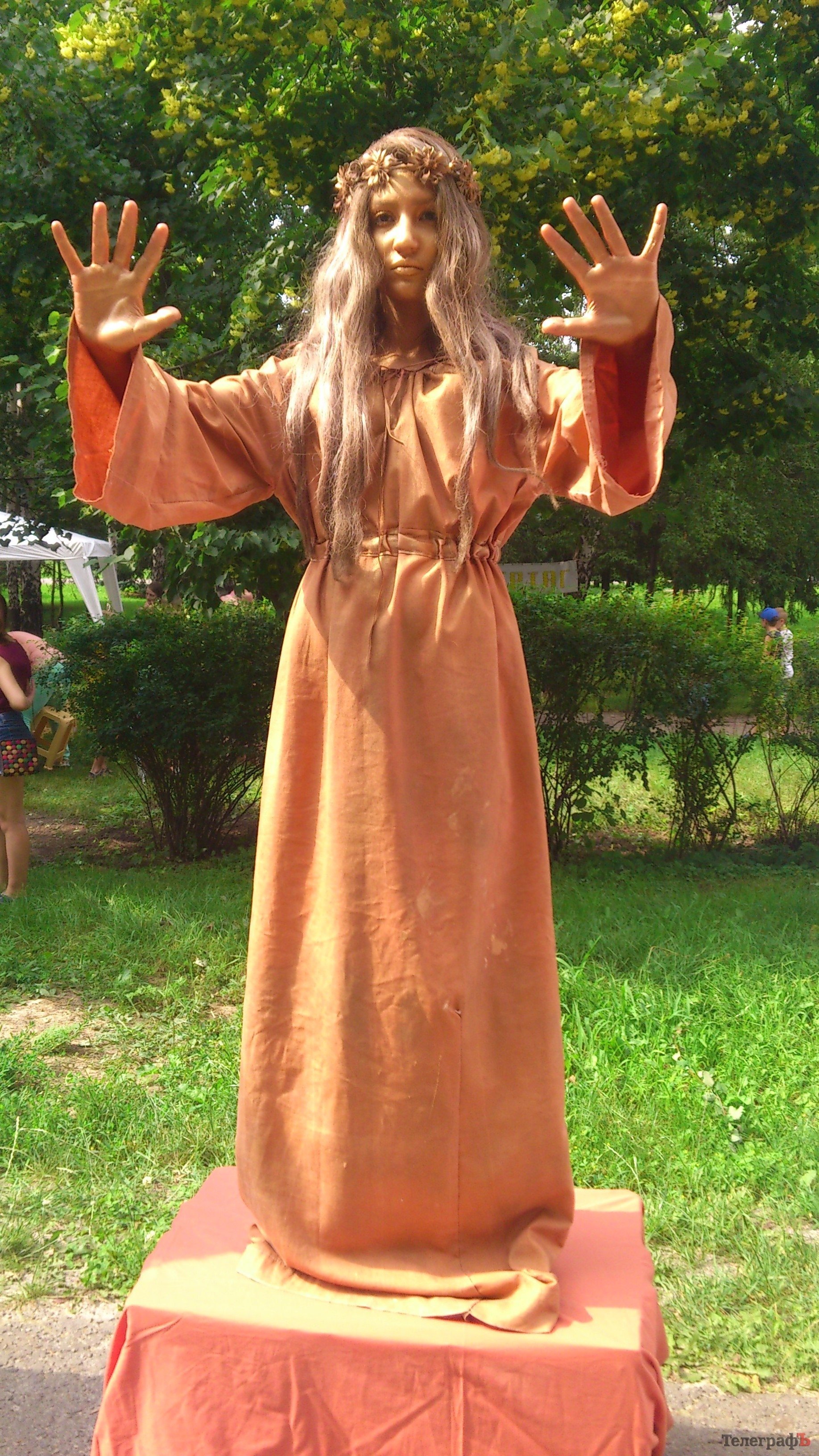 Кременчужане научились ковать подковы, делать вручную посуду и рисовать на воде Кременчужане научились ковать подковы, делать вручную посуду и рисовать на воде