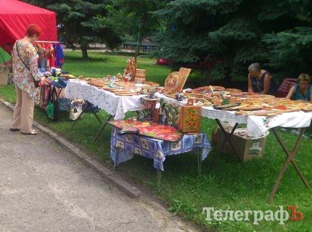 Кременчужане научились ковать подковы, делать вручную посуду и рисовать на воде Кременчужане научились ковать подковы, делать вручную посуду и рисовать на воде