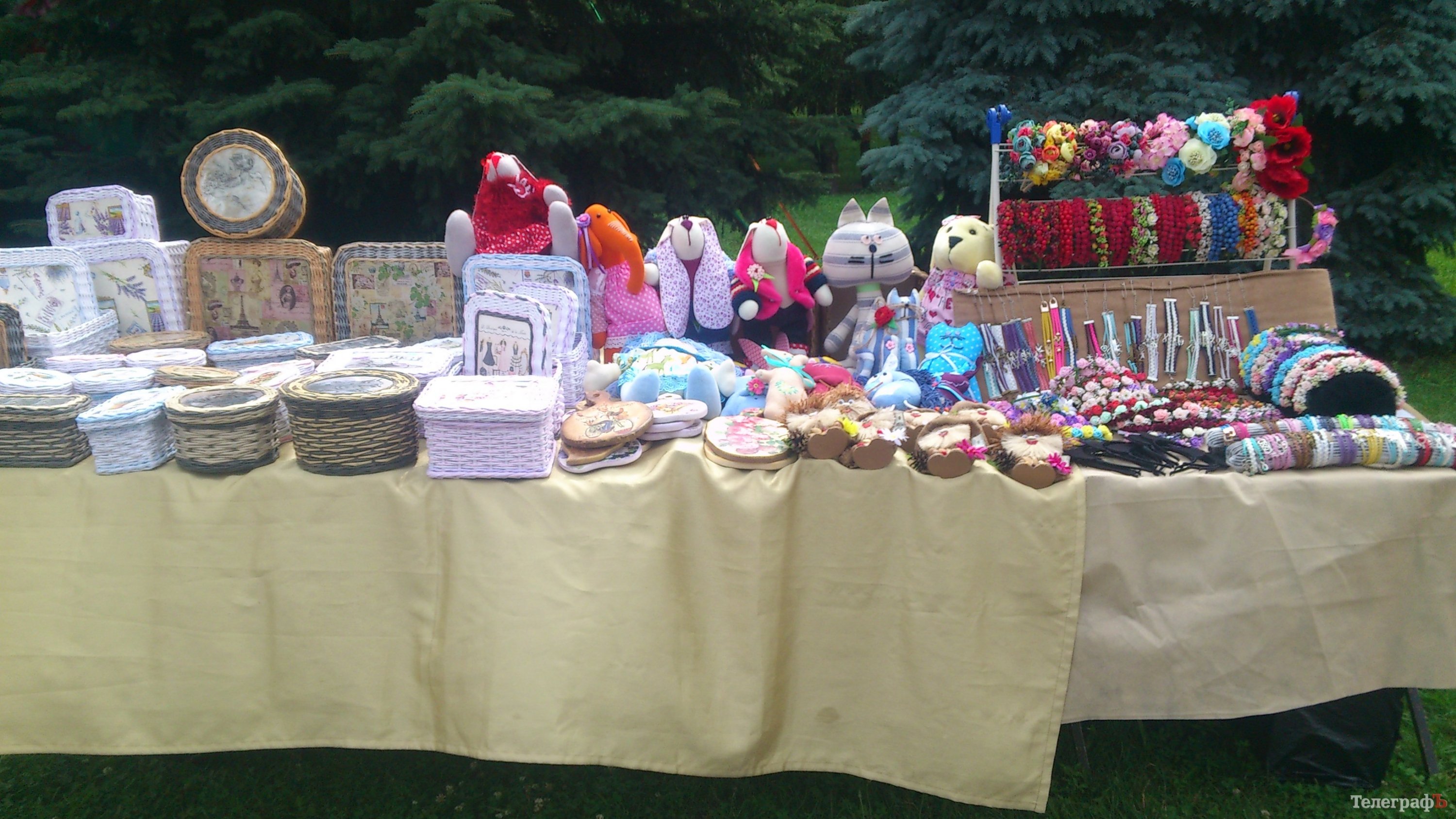 Кременчужане научились ковать подковы, делать вручную посуду и рисовать на воде Кременчужане научились ковать подковы, делать вручную посуду и рисовать на воде