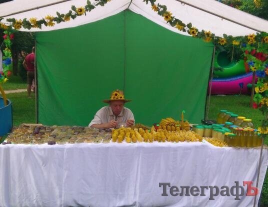 Кременчужане научились ковать подковы, делать вручную посуду и рисовать на воде Кременчужане научились ковать подковы, делать вручную посуду и рисовать на воде