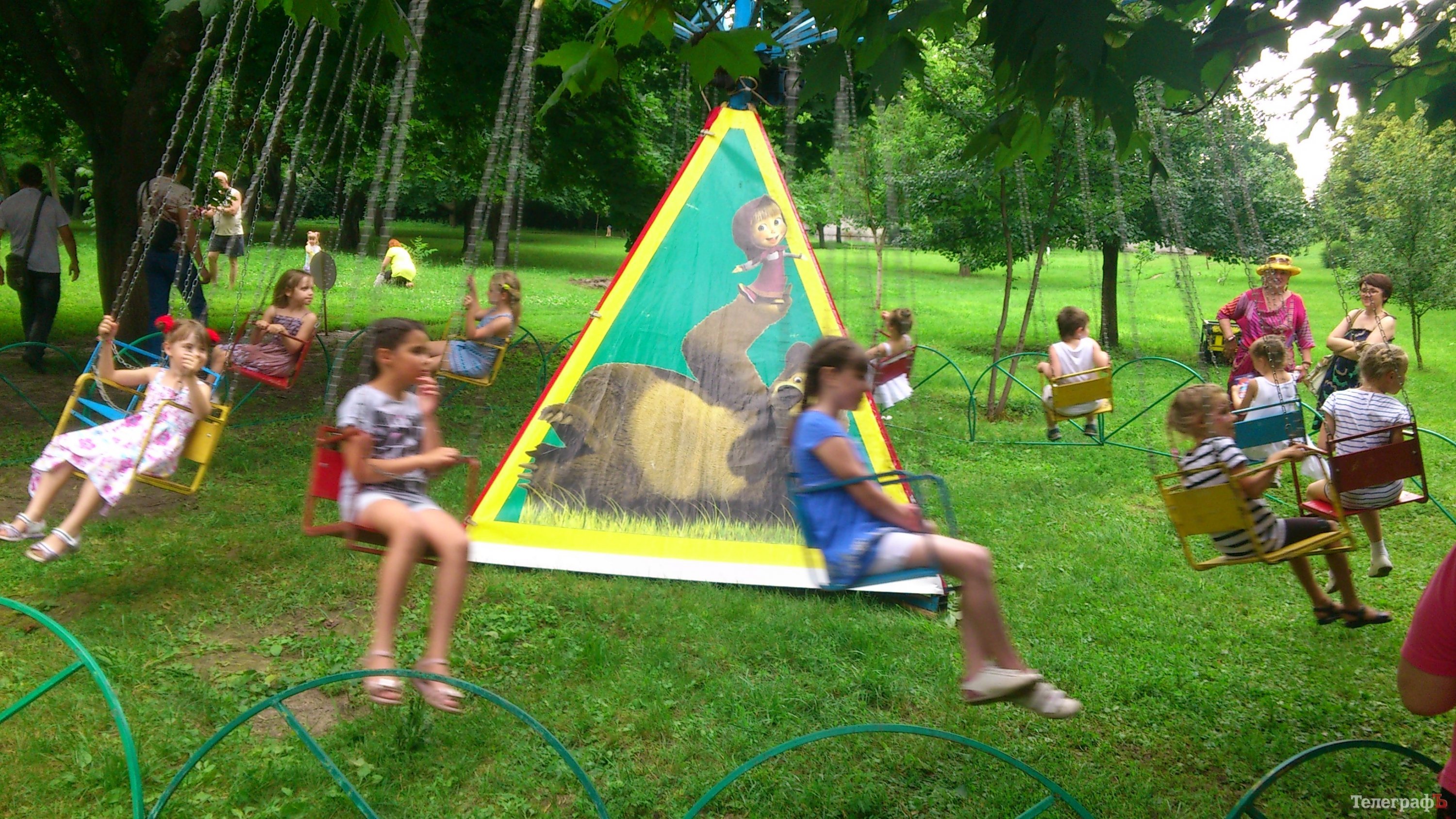 Кременчужане научились ковать подковы, делать вручную посуду и рисовать на воде Кременчужане научились ковать подковы, делать вручную посуду и рисовать на воде