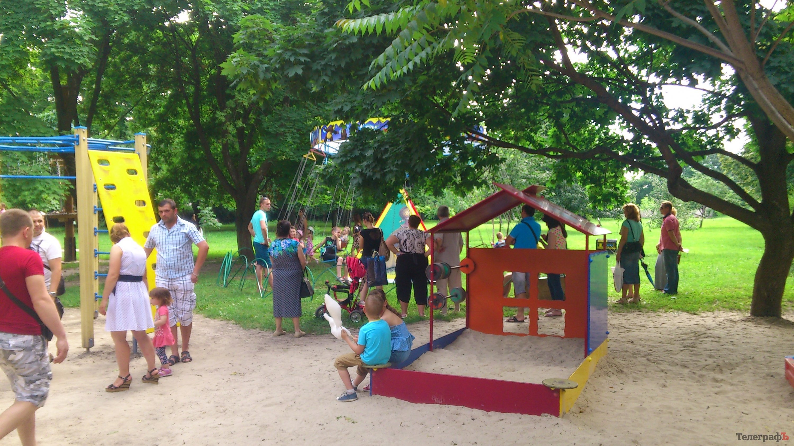 Кременчужане научились ковать подковы, делать вручную посуду и рисовать на воде Кременчужане научились ковать подковы, делать вручную посуду и рисовать на воде