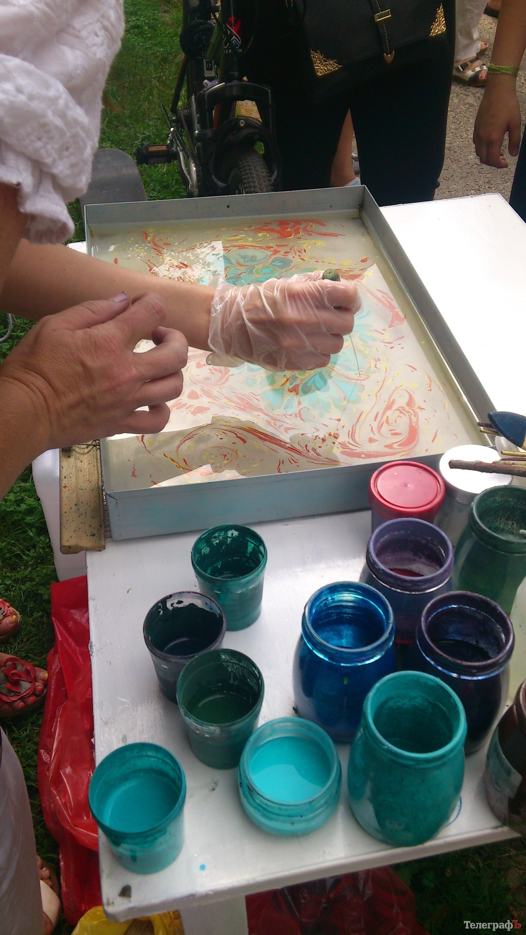 Кременчужане научились ковать подковы, делать вручную посуду и рисовать на воде Кременчужане научились ковать подковы, делать вручную посуду и рисовать на воде